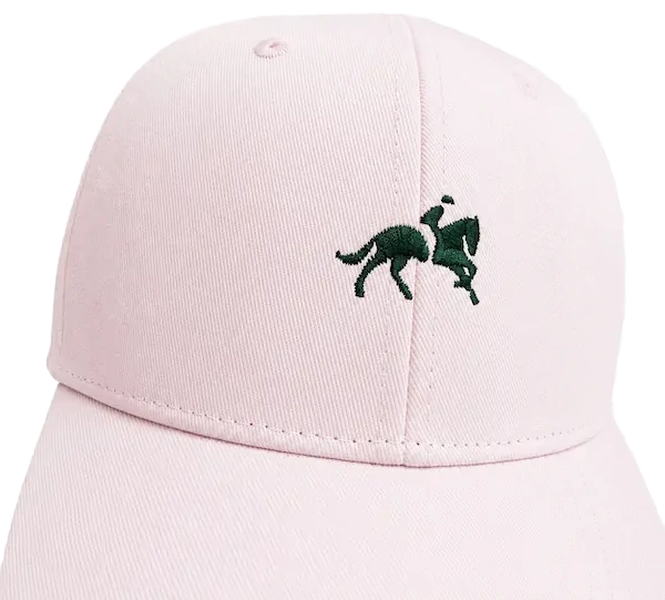 Gorra rosa con logo de caballo bordado en verde