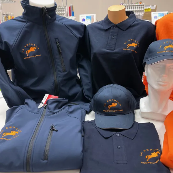 Ropa deportiva con logo de equipo en maniquíes.